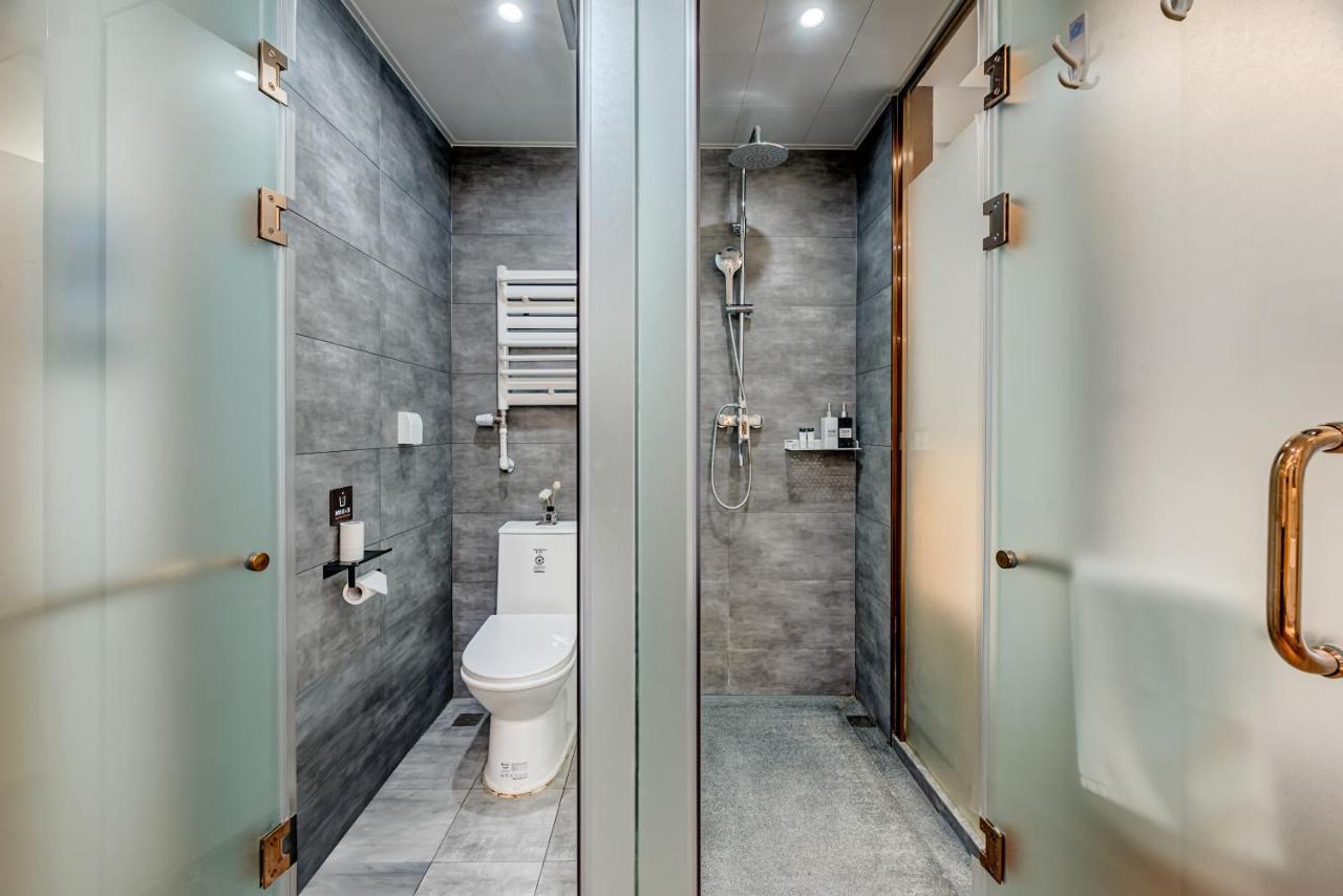 Happy Dragon Saga Hotel With Terrace-- Free Wifi Unlimited For Westen Software And Fluent English Speaking,Tourist Ticket Service&Food Recommendation,Near Tian'Anmen Forbidden City,Wangfujing Walking Street,Easy To Get Any Tour Sights By Metro Peking Exteriör bild