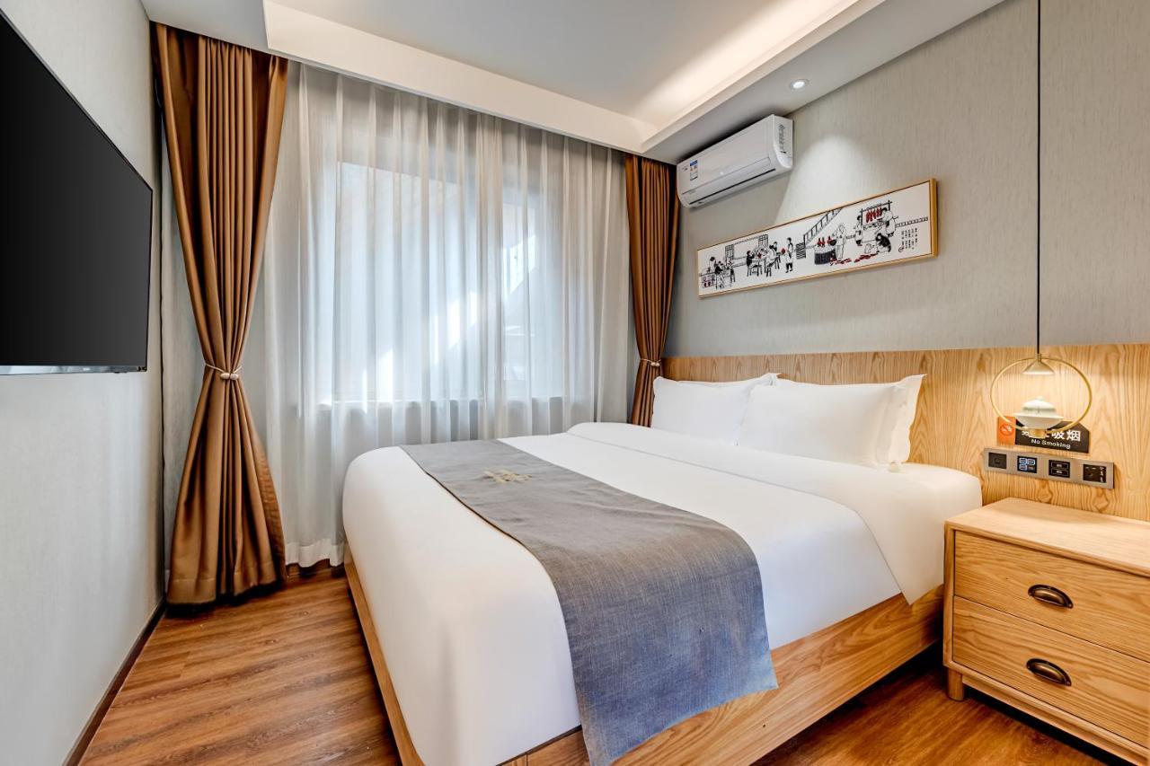 Happy Dragon Saga Hotel With Terrace-- Free Wifi Unlimited For Westen Software And Fluent English Speaking,Tourist Ticket Service&Food Recommendation,Near Tian'Anmen Forbidden City,Wangfujing Walking Street,Easy To Get Any Tour Sights By Metro Peking Exteriör bild